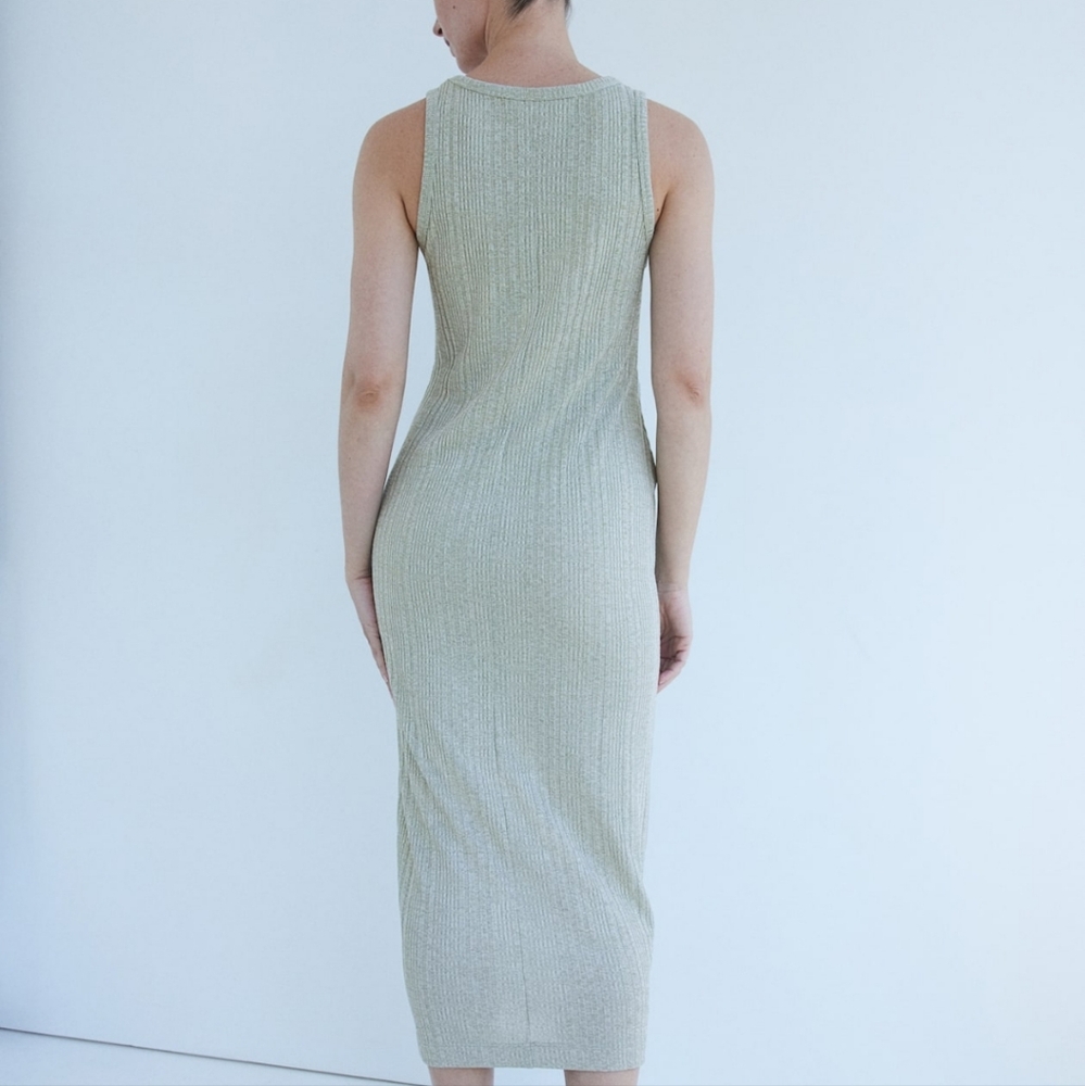 Elegant Sleeveless Gray Dress - Picture 3 of 7